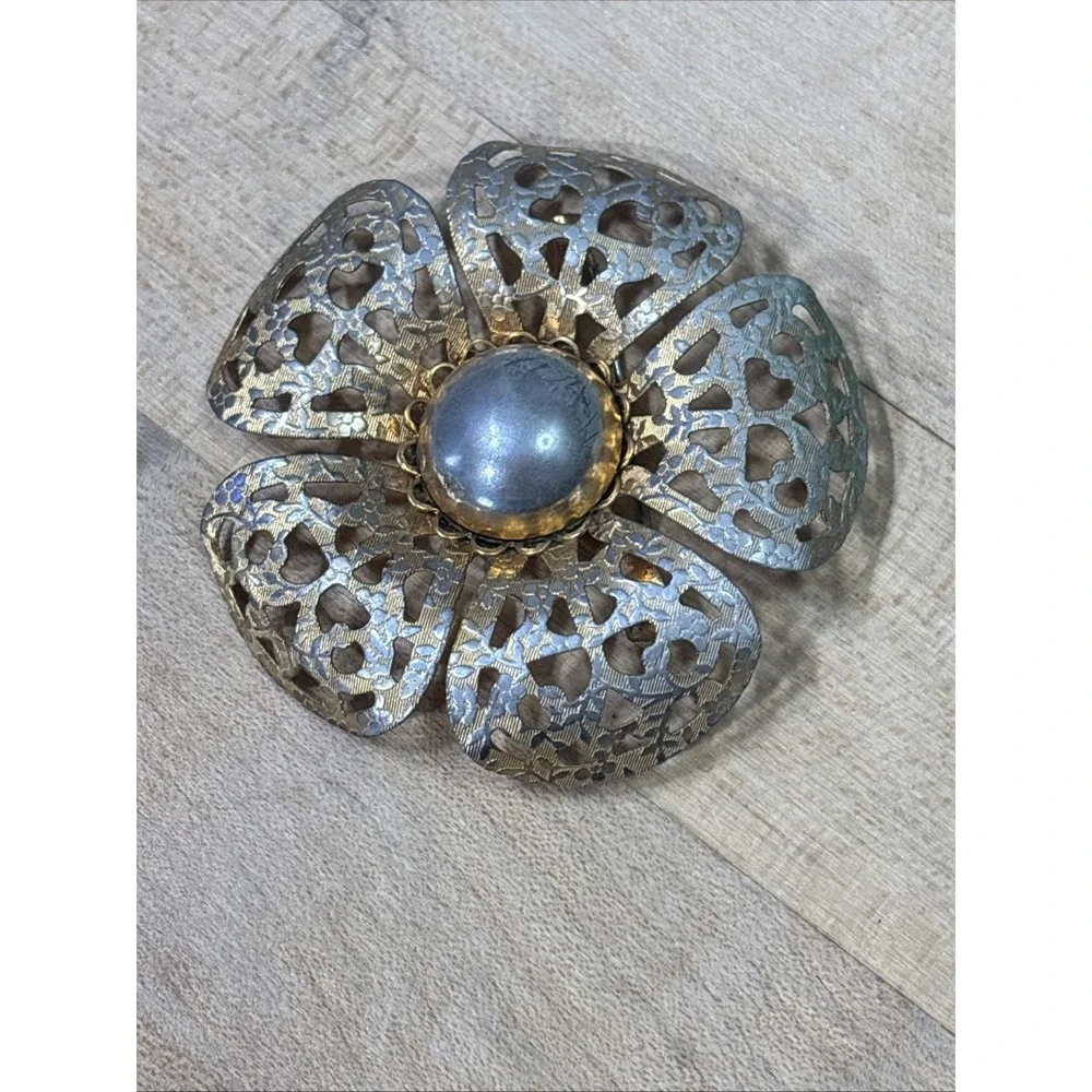 Vintage 1930s Art Deco Gold Tone Filigree Floral Brooch Metal Cabochon Pin